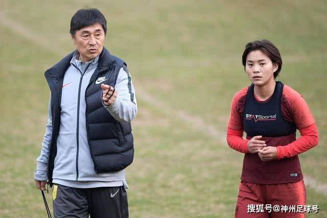 C罗决意退出国家队 足协主席与主帅机场劝解无果